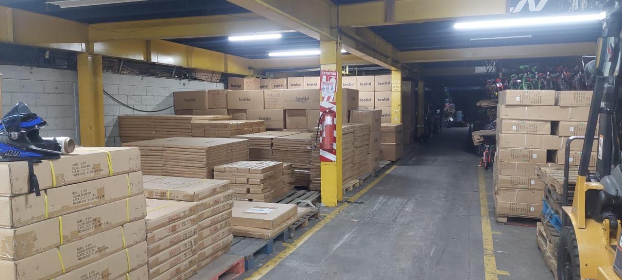 Bodega de Leatid en Costa Rica con inventario de muebles al por mayor en stock